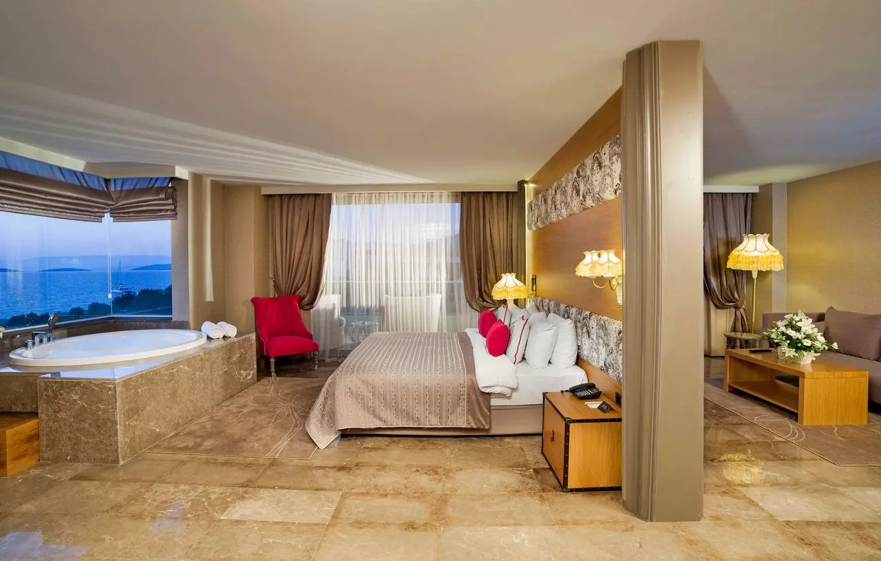 THORLUXURY_SHABAVIZ (2).jpeg